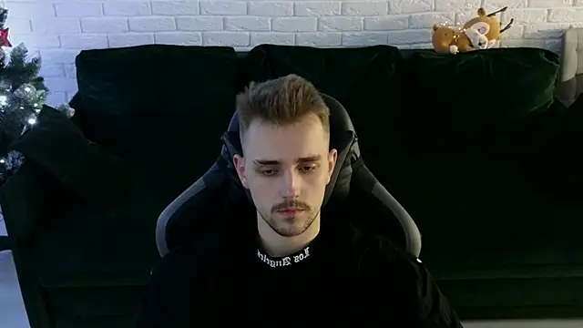 Snapshot of Larstar01 chatting on 12.22.24 Larstar01 online show from 12.22.24