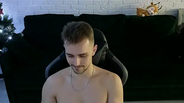 Snapshot of Larstar01 chatting on 12.22.24 Larstar01 online show from 12.22.24