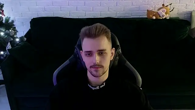 Snapshot of Larstar01 chatting on 12.23.24 Larstar01 online show from 12.23.24