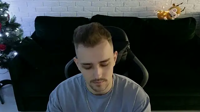 Snapshot of Larstar01 chatting on 12.31.24 Larstar01 online show from 12.31.24