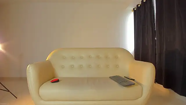 Snapshot of Emi_latingirl chatting on 12.19.25 Emi latingirl online show from 12.19.25