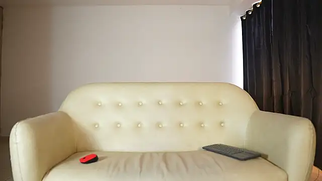 Snapshot of Emi_latingirl chatting on 01.10.26 Emi latingirl online show from 01.10.26