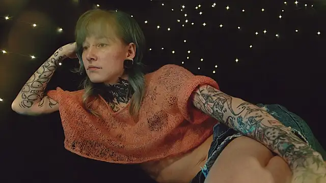 Snapshot of Littlespacemouse chatting on 12.13.25 Littlespacemouse online show from 12.13.25