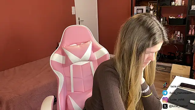 Snapshot of lucie_mehott chatting on 01.31.25 lucie mehott online show from 01.31.25