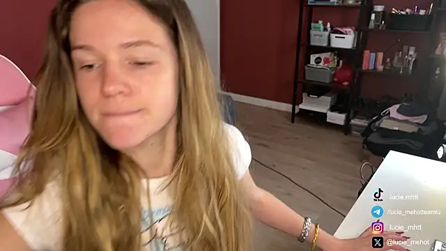 Snapshot of lucie_mehott chatting on 03.08.25 lucie mehott online show from 03.08.25