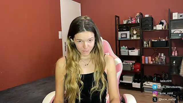 Snapshot of lucie_mehott chatting on 03.17.25 lucie mehott online show from 03.17.25