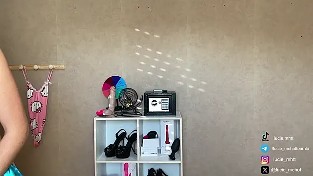 Snapshot of lucie_mehott chatting on 09.18.25 lucie mehott online show from 09.18.25