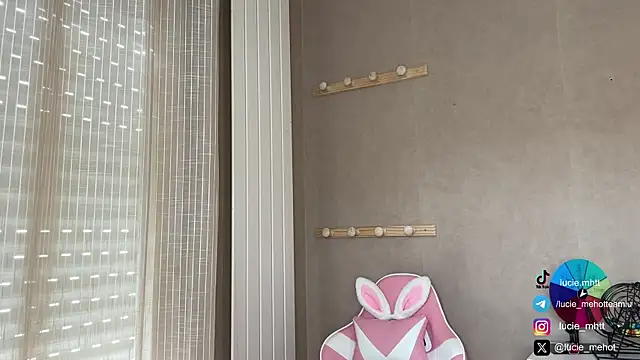 Snapshot of lucie_mehott chatting on 09.28.25 lucie mehott online show from 09.28.25