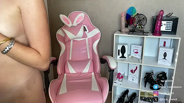 Snapshot of lucie_mehott chatting on 09.29.25 lucie mehott online show from 09.29.25