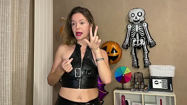 Snapshot of lucie_mehott chatting on 10.10.25 lucie mehott online show from 10.10.25