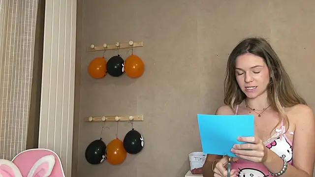 Snapshot of lucie_mehott chatting on 10.19.25 lucie mehott online show from 10.19.25