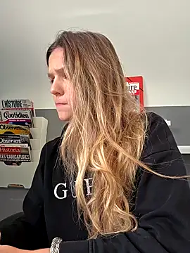 Snapshot of lucie_mehott chatting on 11.04.25 lucie mehott online show from 11.04.25