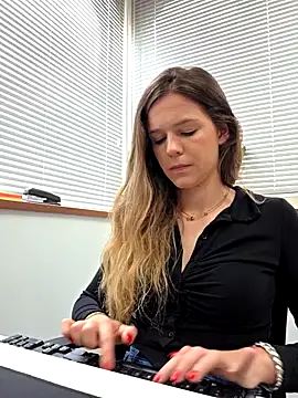lucie mehott online show from 05.04.26