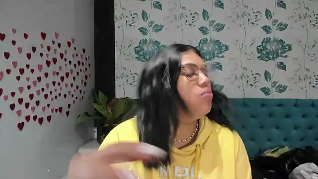 Snapshot of LindaBreeS chatting on 02.04.25 LindaBreeS online show from 02.04.25