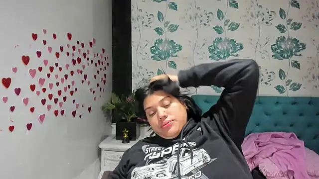 Snapshot of LindaBreeS chatting on 03.12.25 LindaBreeS online show from 03.12.25