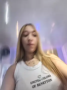 Snapshot of MollyCruz chatting on 12.20.25 MollyCruz online show from 12.20.25