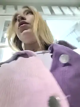 Snapshot of MollyCruz chatting on 12.21.25 MollyCruz online show from 12.21.25