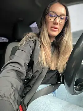 Snapshot of HotXMom chatting on 09.12.25 HotXMom online show from 09.12.25