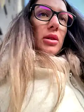 Snapshot of HotXMom chatting on 09.27.25 HotXMom online show from 09.27.25