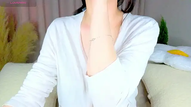 Snapshot of Embez-Damdang chatting on 11.29.25 Embez-Damdang online show from 11.29.25