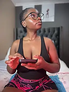 Snapshot of Candy-Heart chatting on 02.05.25 Candy-Heart online show from 02.05.25