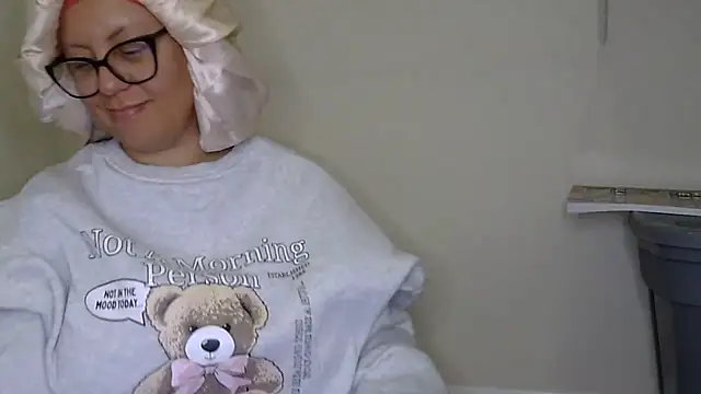 Snapshot of Paisleehaze chatting on 11.29.25 Paisleehaze online show from 11.29.25