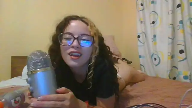 Snapshot of frikigyal chatting on 02.17.25 frikigyal online show from 02.17.25