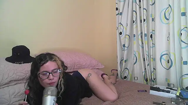 Snapshot of frikigyal chatting on 02.18.25 frikigyal online show from 02.18.25