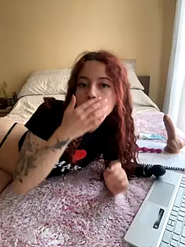 Snapshot of frikigyal chatting on 11.08.25 frikigyal online show from 11.08.25