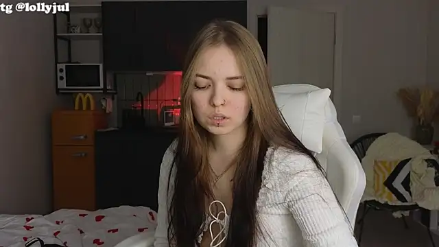 Snapshot of doll_lol_ chatting on 09.29.25 doll lol online show from 09.29.25