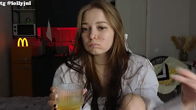 Snapshot of doll_lol_ chatting on 10.22.25 doll lol online show from 10.22.25