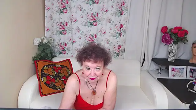 Snapshot of YourHotGranny chatting on 06.12.26 YourHotGranny online show from 06.12.26