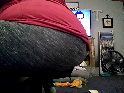 Snapshot of missthickness35_Pika chatting on 10.22.25 missthickness35 Pika online show from 10.22.25