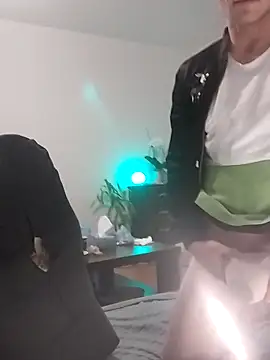 Snapshot of Kamien32 chatting on 12.22.25 Kamien32 online show from 12.22.25