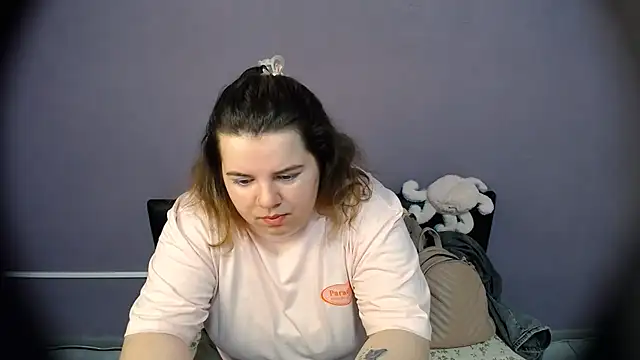 Snapshot of so_shy chatting on 06.19.26 so shy online show from 06.19.26