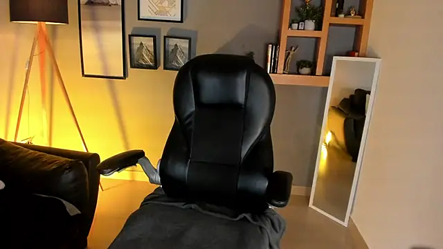 Snapshot of helenaduque_ chatting on 11.25.25 helenaduque online show from 11.25.25