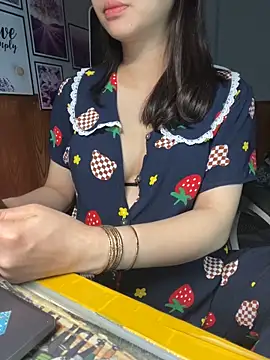 Snapshot of Suri_amabel chatting on 02.26.25 Suri amabel online show from 02.26.25