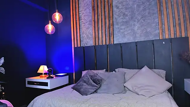 Snapshot of Mayli-x chatting on 12.15.24 Mayli-x online show from 12.15.24