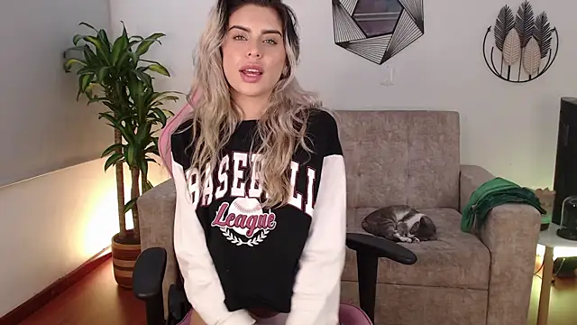 Snapshot of Mayli-x chatting on 02.11.25 Mayli-x online show from 02.11.25