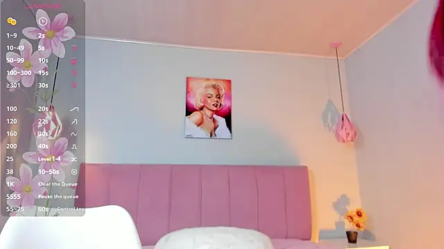 Snapshot of ScarletGV chatting on 01.10.25 ScarletGV online show from 01.10.25