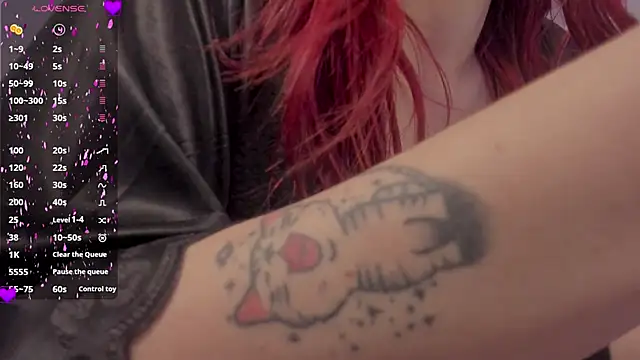 Snapshot of ScarletGV chatting on 03.08.25 ScarletGV online show from 03.08.25