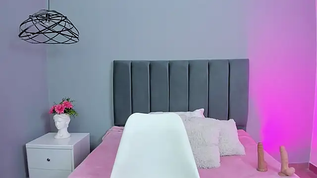 Snapshot of ScarletGV chatting on 03.08.25 ScarletGV online show from 03.08.25