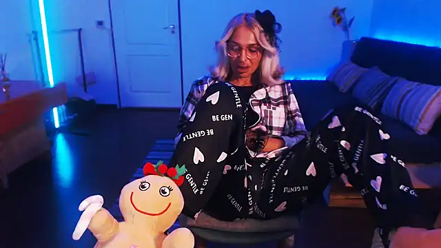 Snapshot of beauty_chl0e chatting on 12.12.24 beauty chl0e online show from 12.12.24