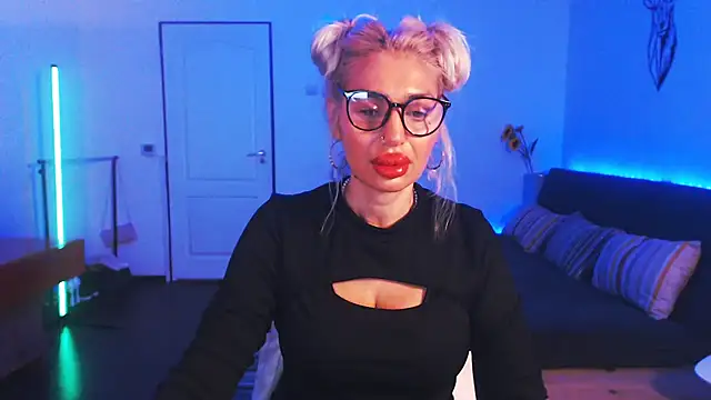 Snapshot of beauty_chl0e chatting on 12.24.24 beauty chl0e online show from 12.24.24