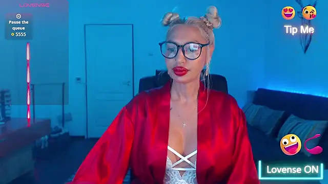 Snapshot of beauty_chl0e chatting on 09.10.25 beauty chl0e online show from 09.10.25