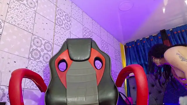 Snapshot of Lina23_ chatting on 10.17.25 Lina23  online show from 10.17.25