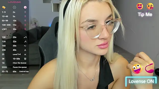 Snapshot of LovelyBianca chatting on 10.18.25 LovelyBianca online show from 10.18.25