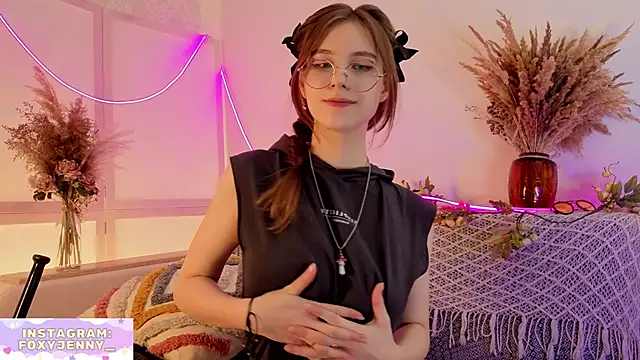 Snapshot of JennyDilly chatting on 11.30.25 JennyDilly online show from 11.30.25