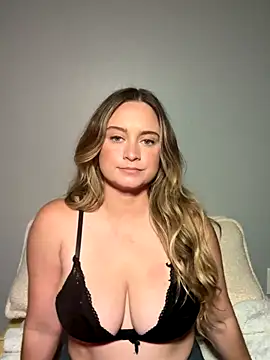 Snapshot of Sophie_Raegan chatting on 10.15.25 Sophie Raegan online show from 10.15.25