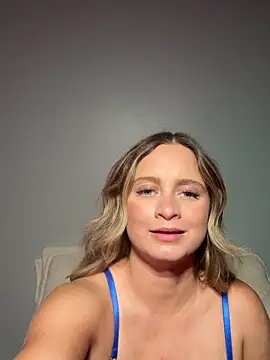 Snapshot of Sophie_Raegan chatting on 10.28.25 Sophie Raegan online show from 10.28.25